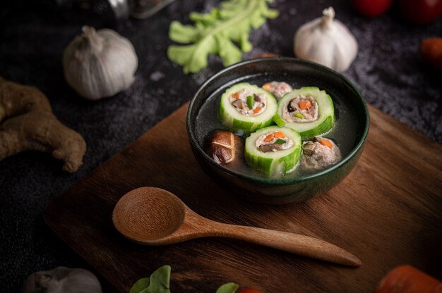 Sopa de pepino rellena de cerdo, con zanahoria, cebolleta picada, setas shiitake y ajo