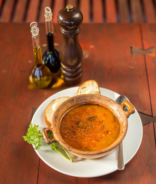 Foto gratuita sopa de pescado con pan y ajo