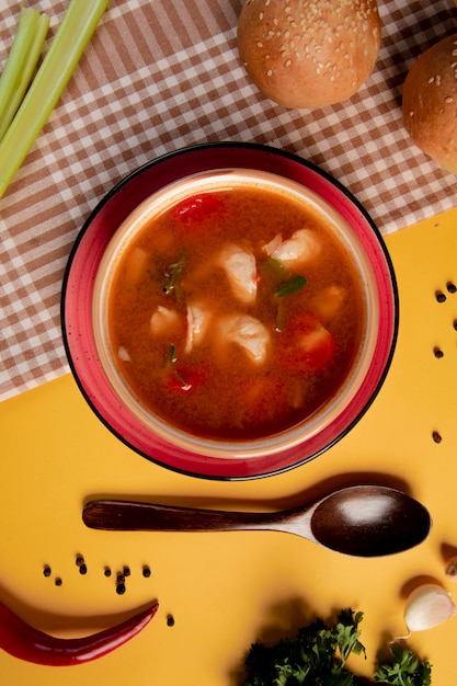 Sopa picante con tomate y hierbas.