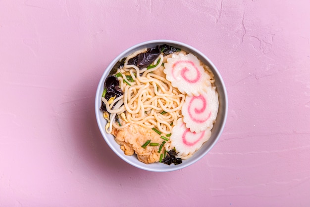 Sopa plana de ramen en un tazón