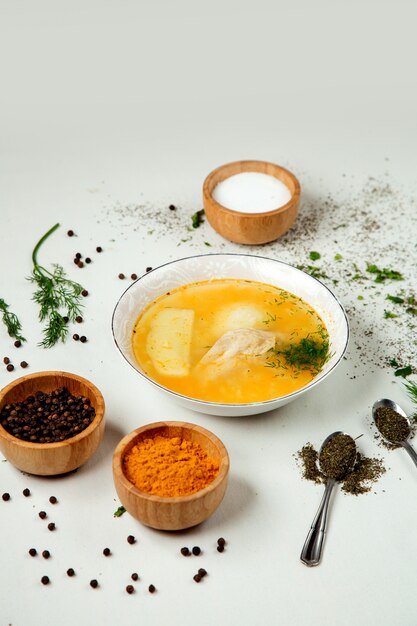 Sopa de pollo con arroz sobre la mesa