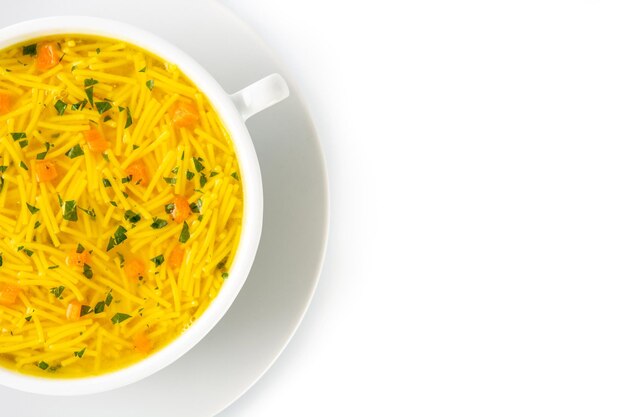 Sopa de pollo con fideos en un tazón blanco aislado sobre fondo blanco.