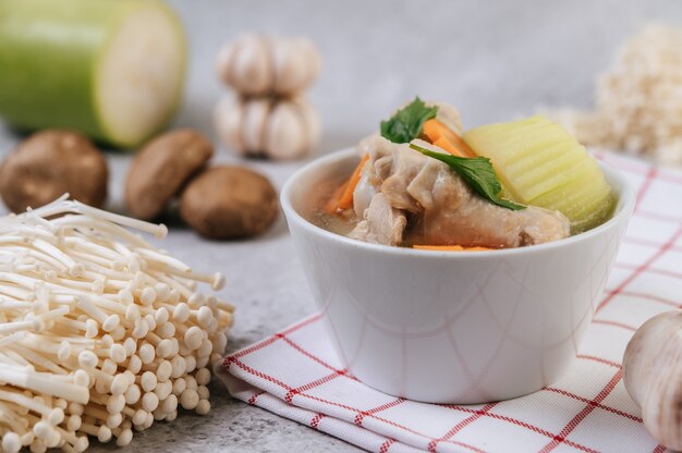 Sopa de pollo con maíz, seta shiitake, seta enoki y zanahoria.