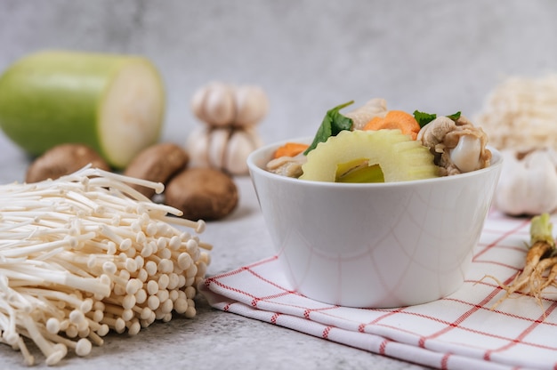 Sopa de pollo con maíz, seta shiitake, seta enoki y zanahoria.