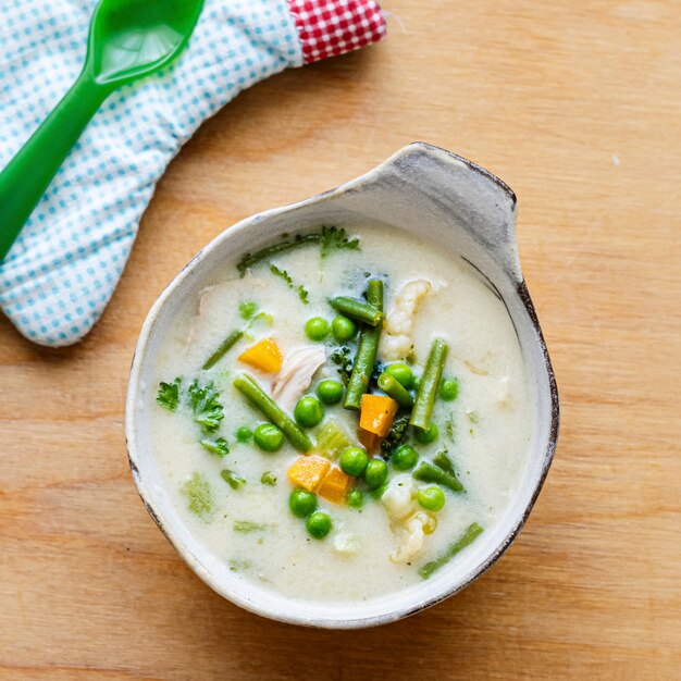 Sopa de pollo saludable para niños con guisantes y zanahorias