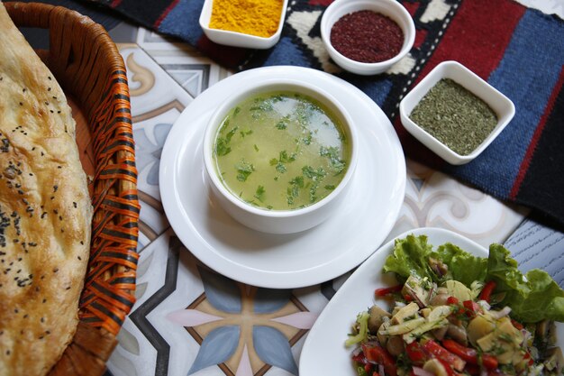 Sopa de pollo con verduras