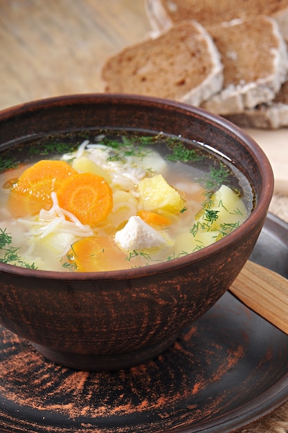 Foto gratuita sopa de pollo con verduras.