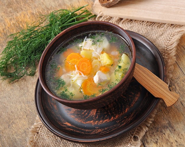 Sopa de pollo con verduras.