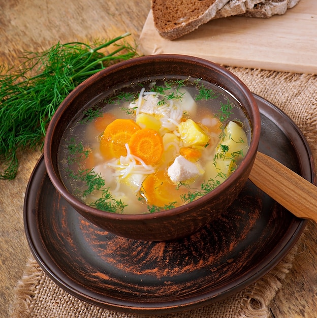 Sopa de pollo con verduras.