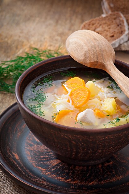 Sopa de pollo con verduras.