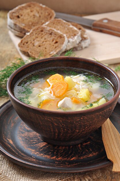 Sopa de pollo con verduras.