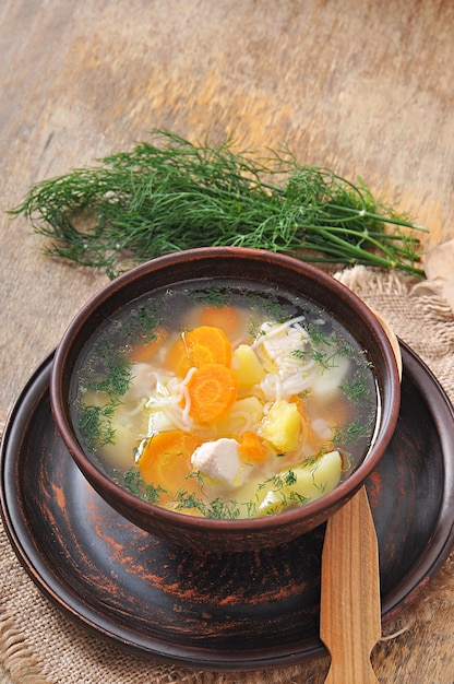 Sopa de pollo con verduras.