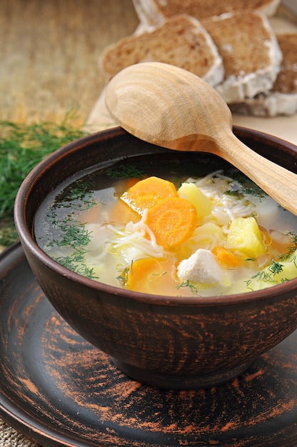 Sopa de pollo con verduras.