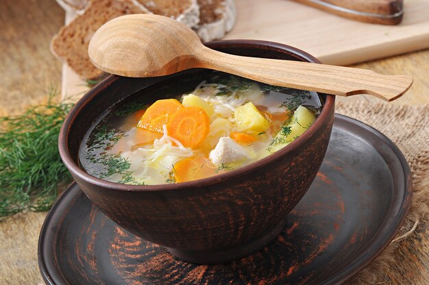 Sopa de pollo con verduras.