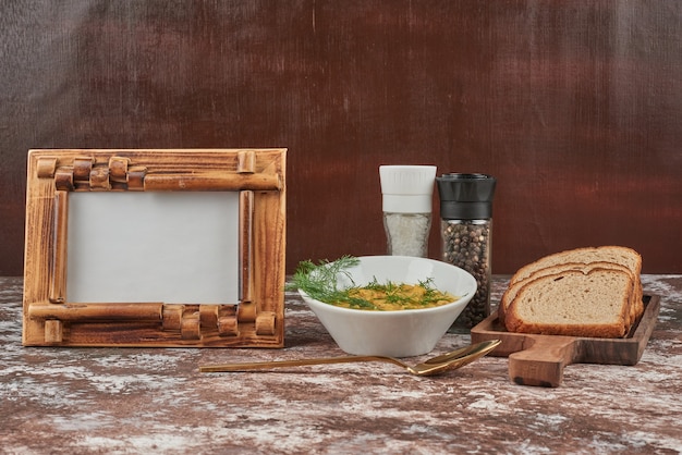 Foto gratuita sopa de puré de patatas con hierbas en un tazón blanco