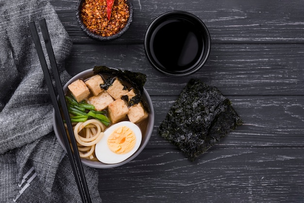 Sopa de ramen casera con medio huevo