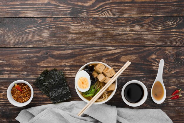 Sopa de ramen casera con la mitad de huevo y condimentos.