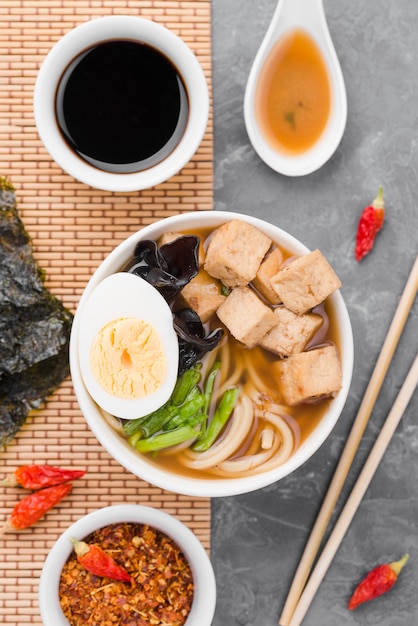 Sopa de ramen casera con la mitad de huevo y salsa de soja