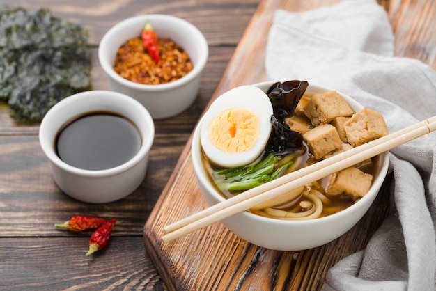 Foto gratuita sopa de ramen casera y salsa de soja con jalapeños