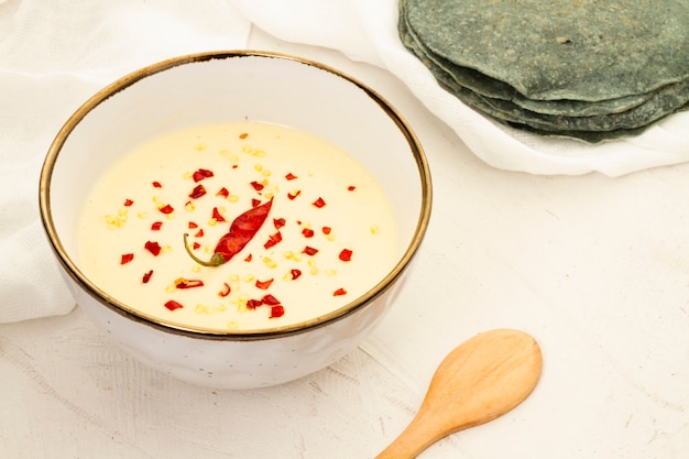 Sopa con semillas picantes y pimiento rojo.