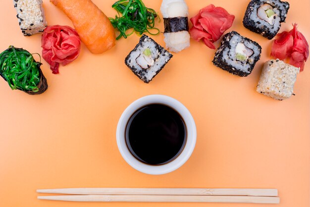 Sopa de soja plana y rollos de sushi