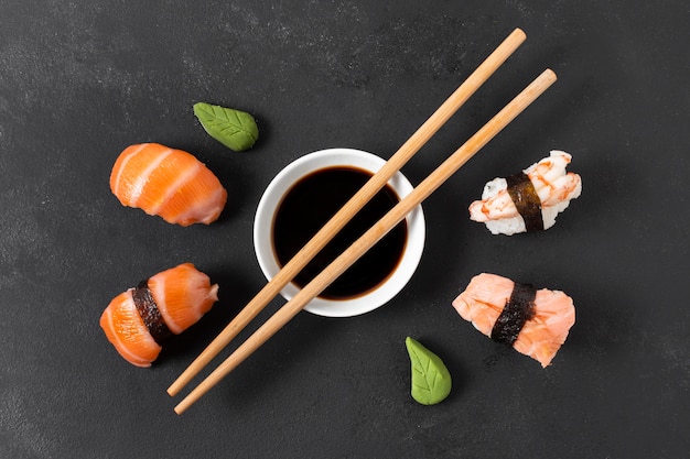 Foto gratuita sopa de soja y rollos de sushi