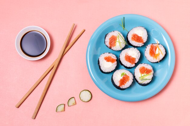 Sopa de soja y rollos de sushi