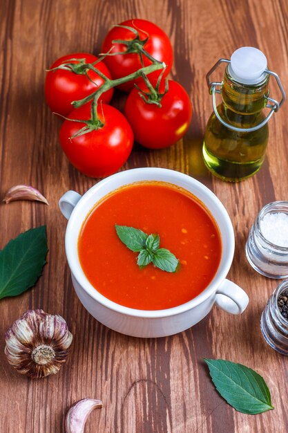 Sopa de tomate con albahaca en un bol.