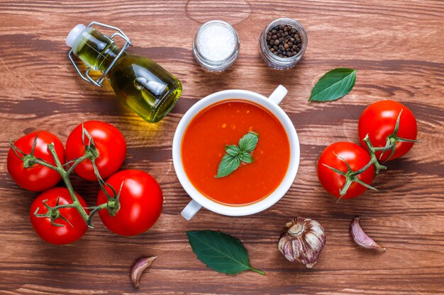 Sopa de tomate con albahaca en un bol.