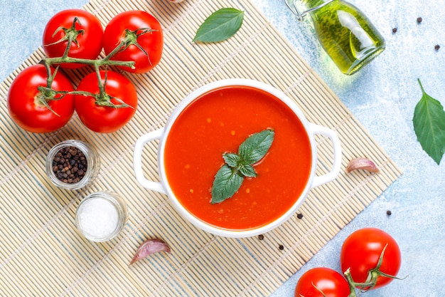 Foto gratuita sopa de tomate con albahaca en un bol.