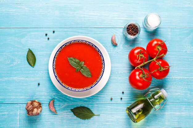 Sopa de tomate con albahaca en un bol.