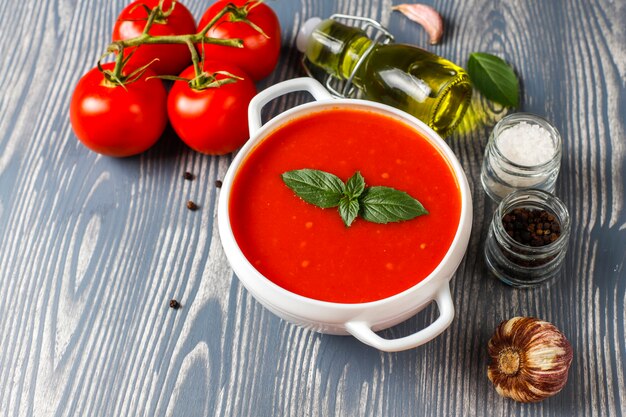 Sopa de tomate con albahaca en un bol.