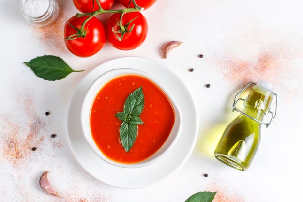 Sopa de tomate con albahaca en un bol.