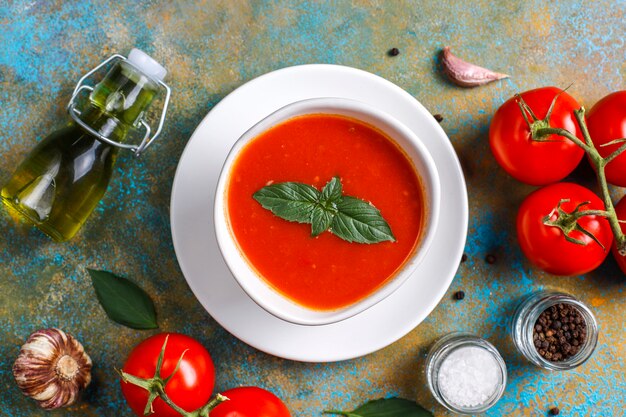 Sopa de tomate con albahaca en un bol.