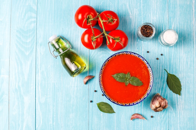 Foto gratuita sopa de tomate con albahaca en un bol.