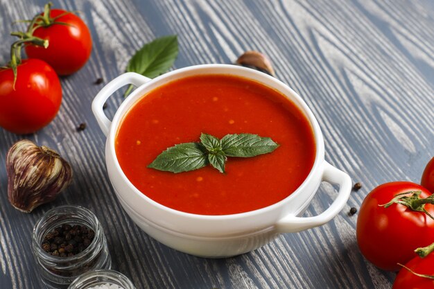 Sopa de tomate con albahaca en un bol.