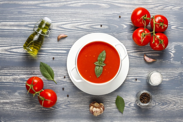 Sopa de tomate con albahaca en un bol.