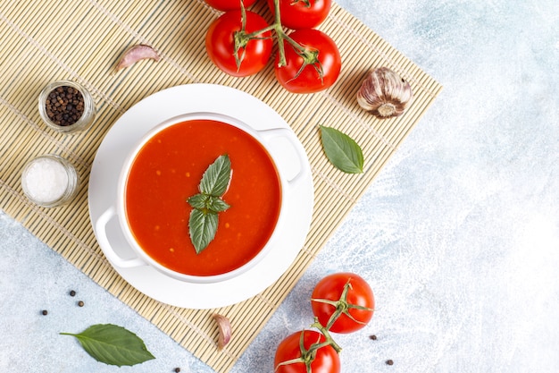 Sopa de tomate con albahaca en un bol.