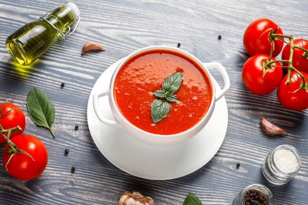 Foto gratuita sopa de tomate con albahaca en un bol.