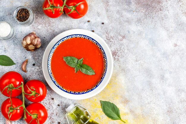 Sopa de tomate con albahaca en un bol.