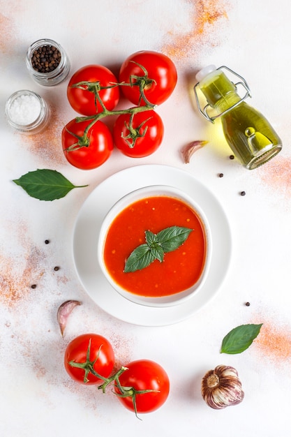 Foto gratuita sopa de tomate con albahaca en un bol.