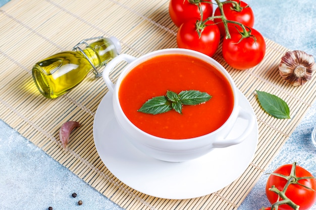 Sopa de tomate con albahaca en un bol.