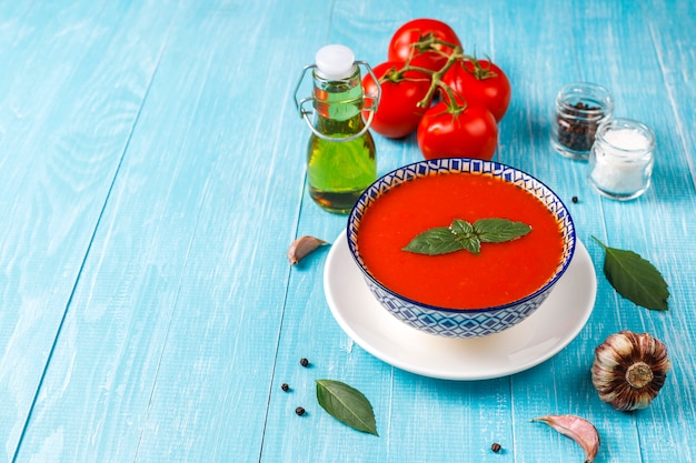 Sopa de tomate con albahaca en un bol.