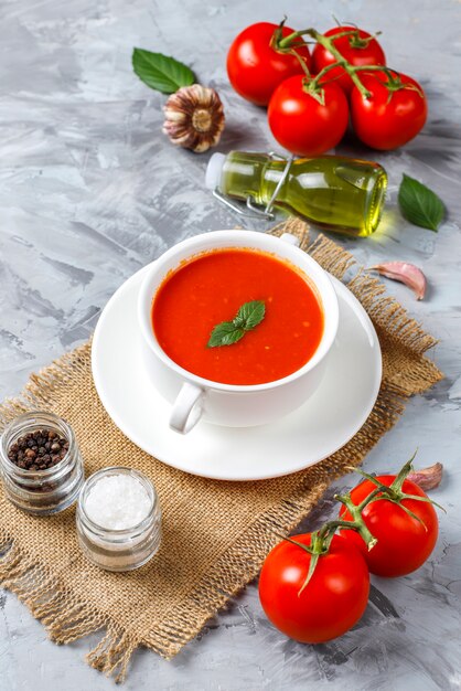 Sopa de tomate con albahaca en un bol.