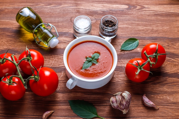 Sopa de tomate con albahaca en un bol.