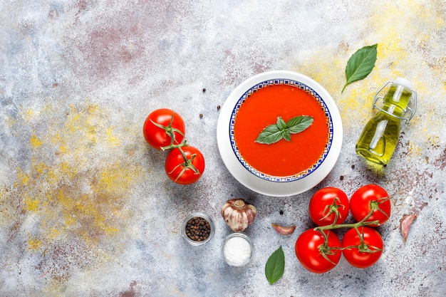 Sopa de tomate con albahaca en un bol.