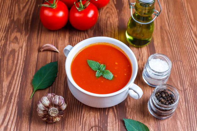 Sopa de tomate con albahaca en un bol.