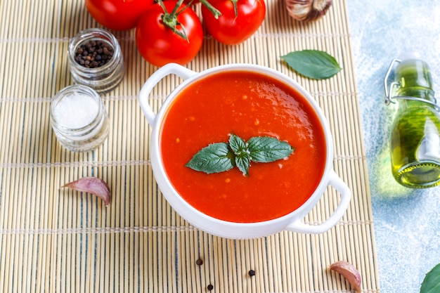 Foto gratuita sopa de tomate con albahaca en un bol.