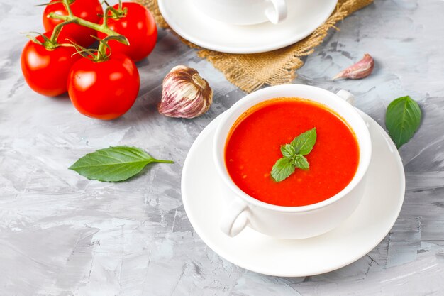 Sopa de tomate con albahaca en un bol.