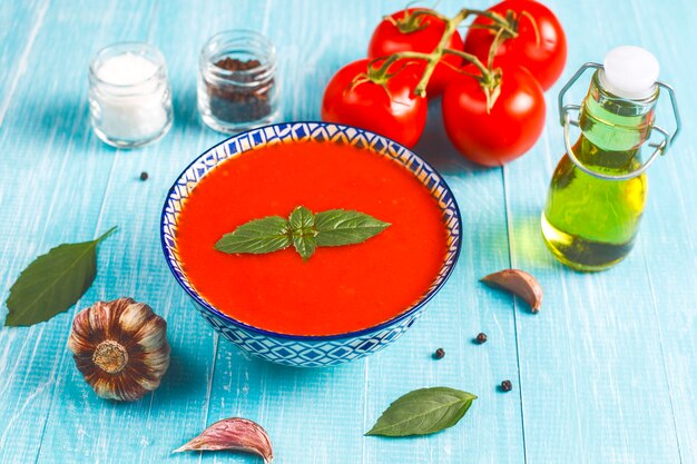 Sopa de tomate con albahaca en un bol.